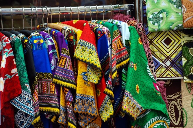 Nicht unbedingt Stangenware, die afrikanischen Wax-Stoffe, die gegen Regen schützen (Foto: Petra Sparrer)