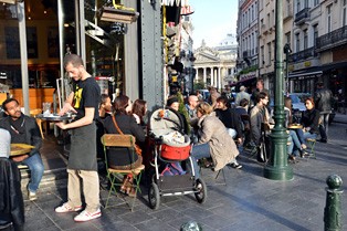 Multikulturelles Publikum im Straßencafé Ste Catherine. (Foto: Petra Sparrer)