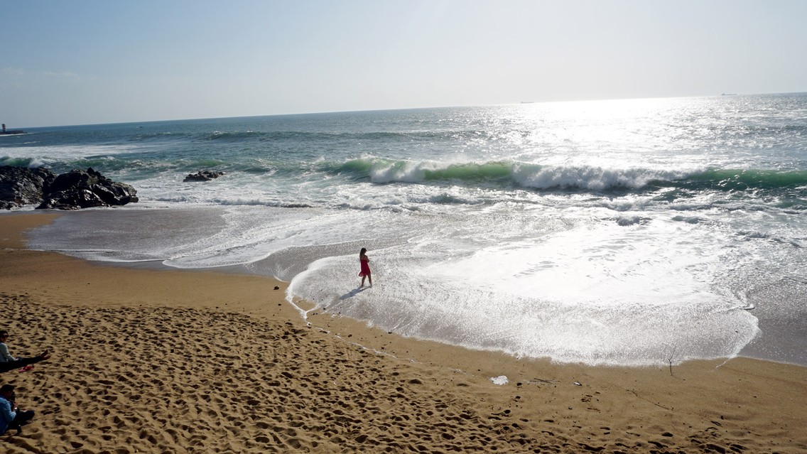 Der feinsandige kilometerlange Strand vor Porto (Foto: Michael Müller)