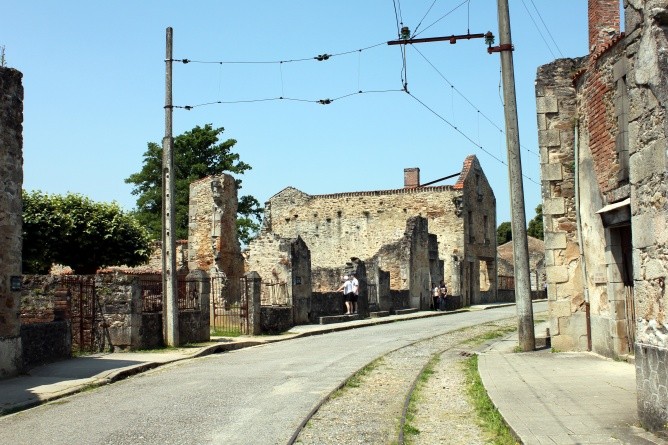 Die Ruinen nach dem Wehrmachtsmassaker in Oradour-sur-Glane wurden bewusst nicht wiederaufgebaut (Foto: Severine Sand)