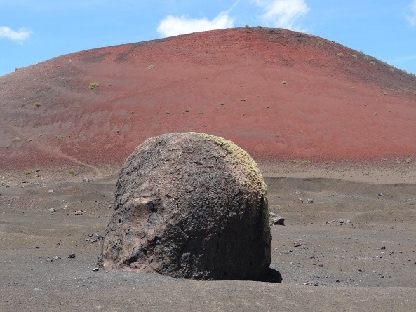 Nach einer Vulkaneruption im 18. Jahrhundert liegen geblieben, die Bomba volcanica (Foto: Eberhard Fohrer)