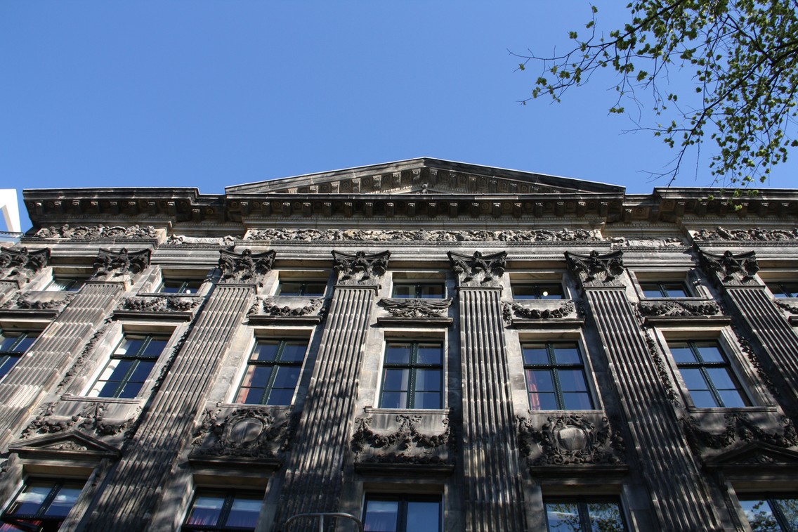 Dieses, zugegeben, schöne Foto des Amsterdamer Trippenhuis forderte vollen Einsatz unserer Amsterdam-Autorin … (Foto: Diana Stănescu)