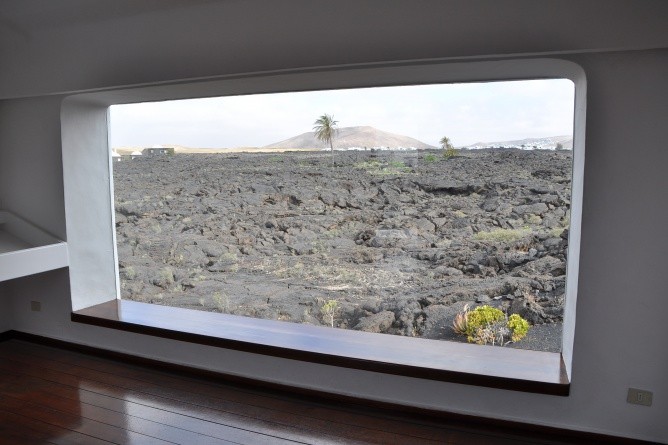 Das Fenster zur Lava – Blick aus dem letzten Wohnhaus des Inseldesigners César Manrique (Foto: Dr. Walter Welß)