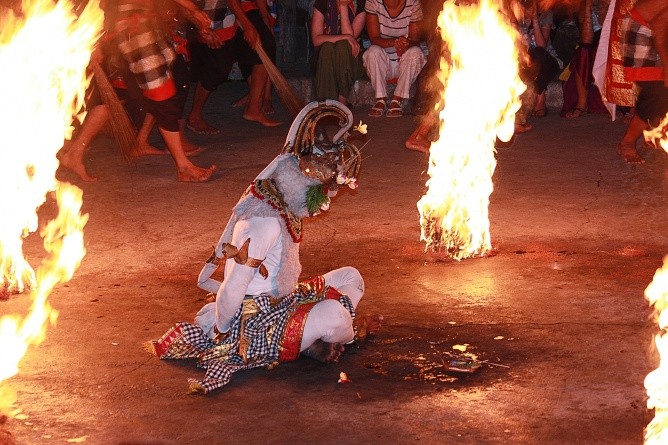 Kecak, kecak &ndash; den berühmtesten Tanz Balis muss man erlebt haben (Foto: Susanne Beigott)