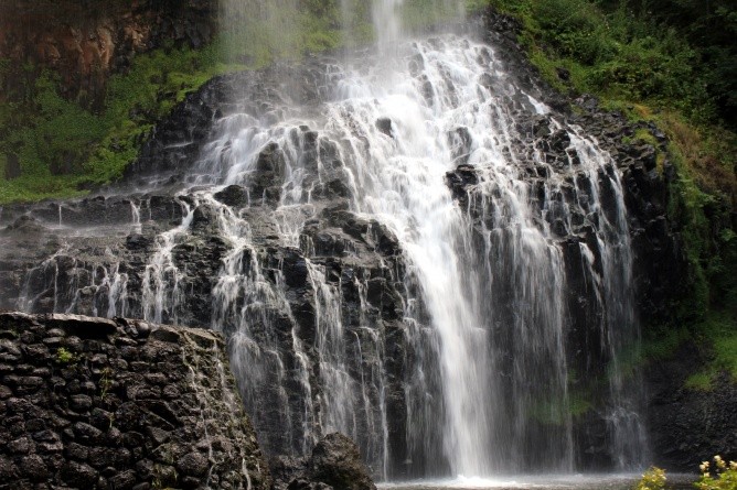 Der 27 Meter hohe Wasserfall neben der UNESCO-Welterbe-Stadt Le Puy-en-Velay (Foto: Severine Sand)