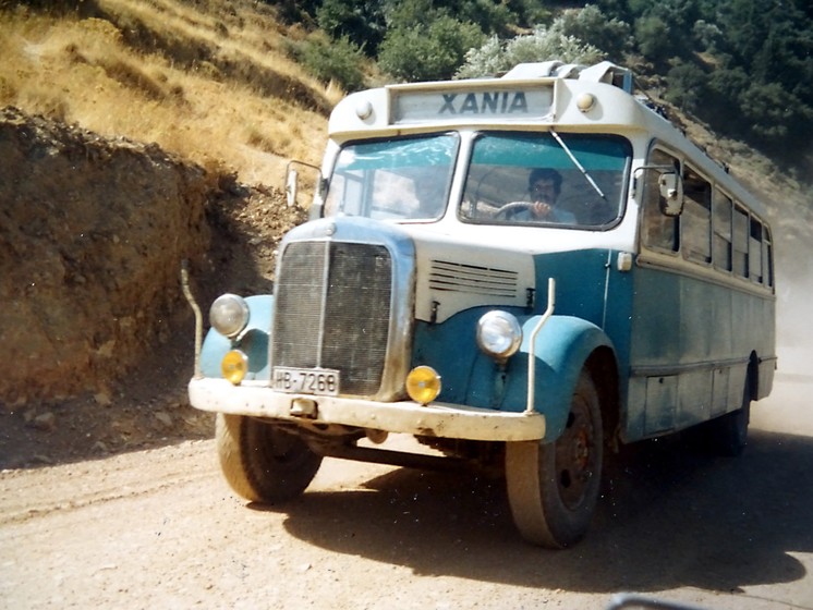 Ein klassisches öffentliches Verkehrsmittel aus den Achtzigern war der klapprige Uralt-Bus der kretischen Busgesellschaft (Foto: Eberhard Fohrer)