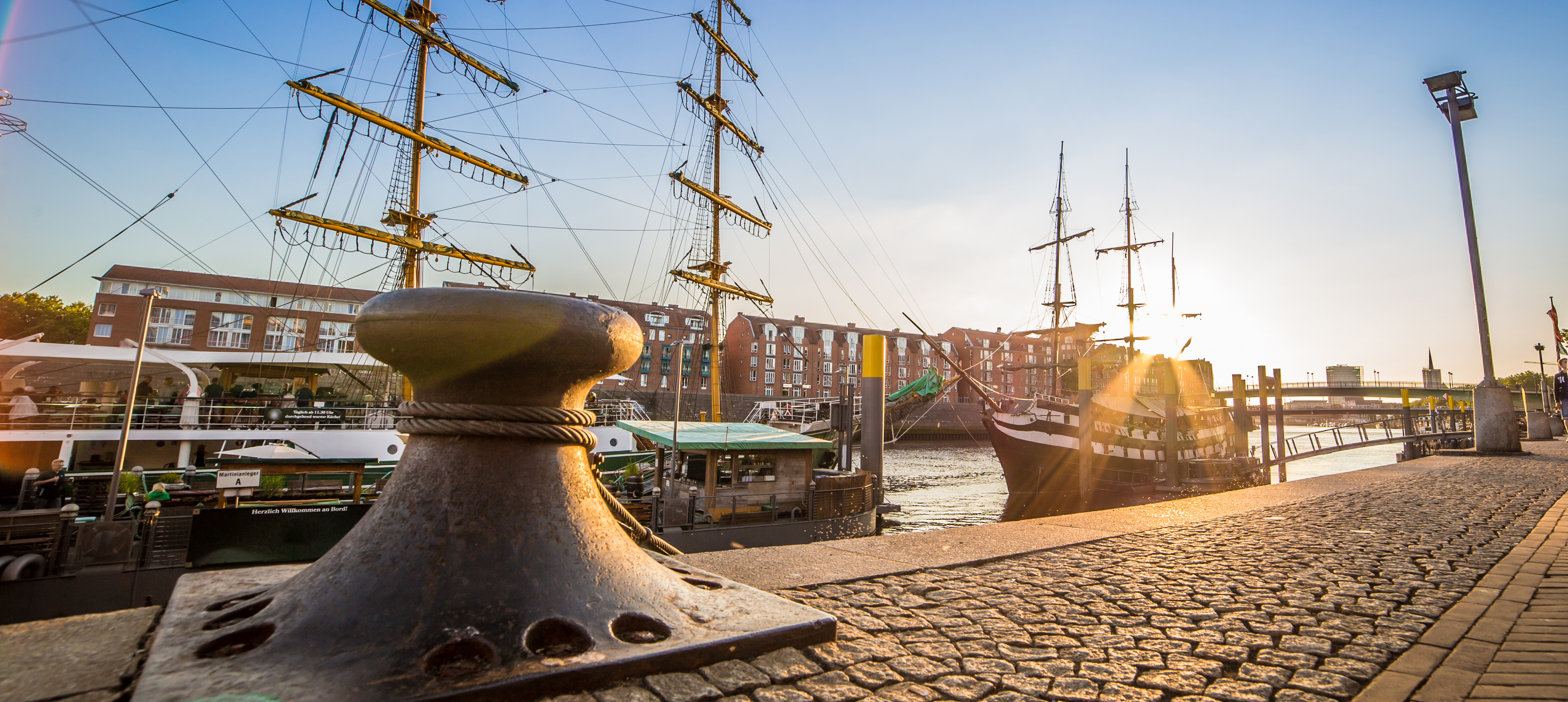 Weser mit Schiffen, Bremen
