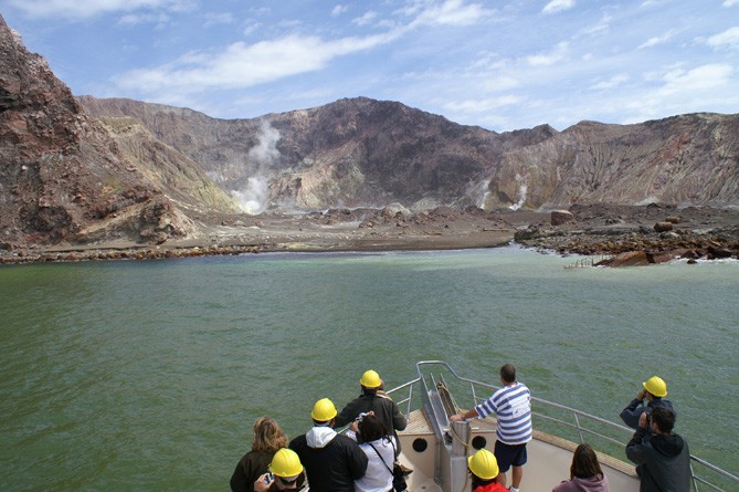 Einfahrt in den Krater von White Island vor der Nordinsel Neuseelands (Foto: Dietrich Höllhuber)