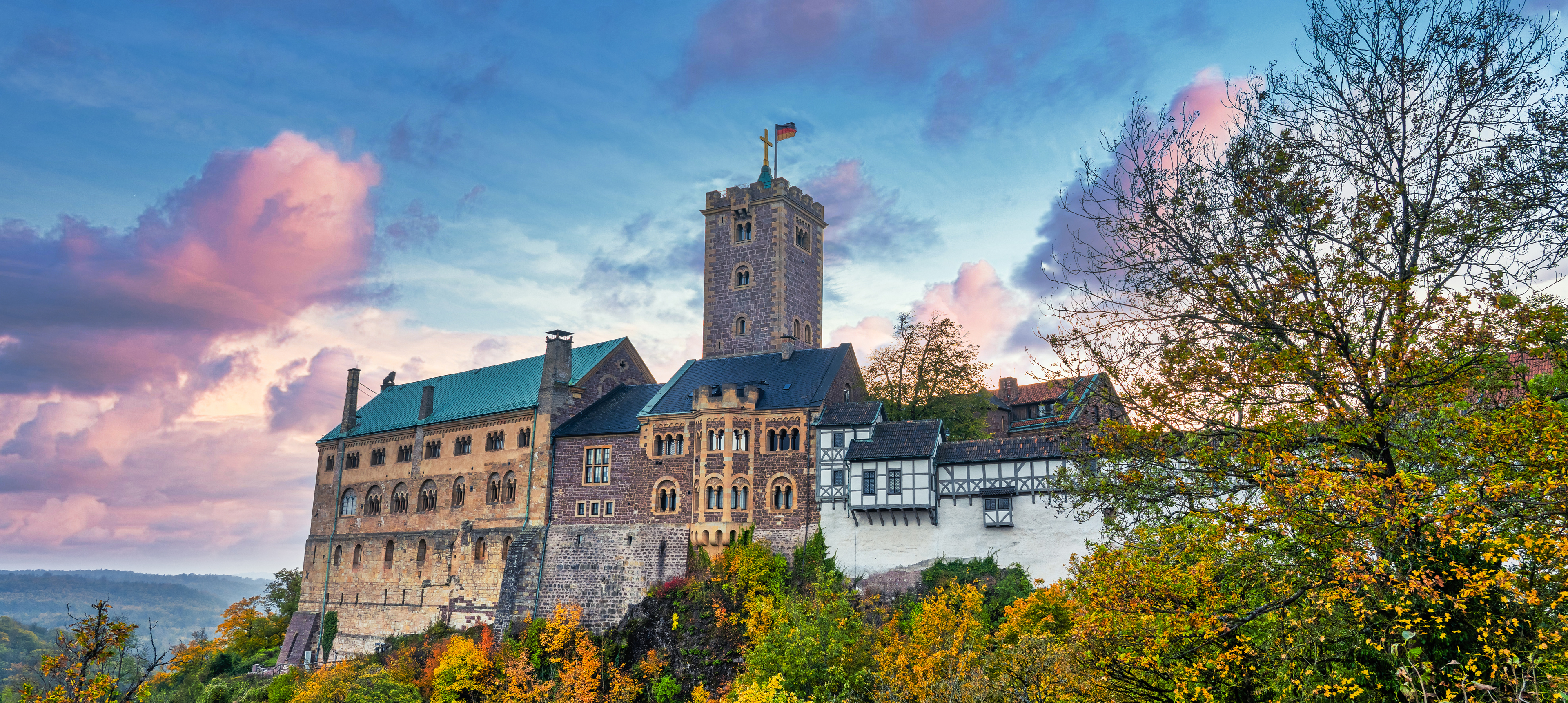 Panoramablick auf die Wartburg im Thüringer Wald bei Eisenach
