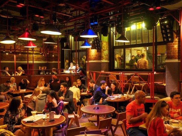 Im Laufe der Nacht wird aus dem Café-Restaurant Propaganda ein Club mit erstklassigen DJs (Foto: Anika Zeller)