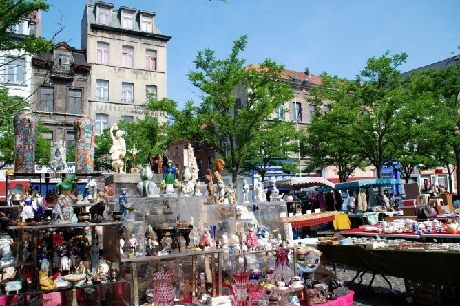Der Floh- und Trödelmarkt Jeu de Balle ist eine Institution (Foto: Petra Sparrer)