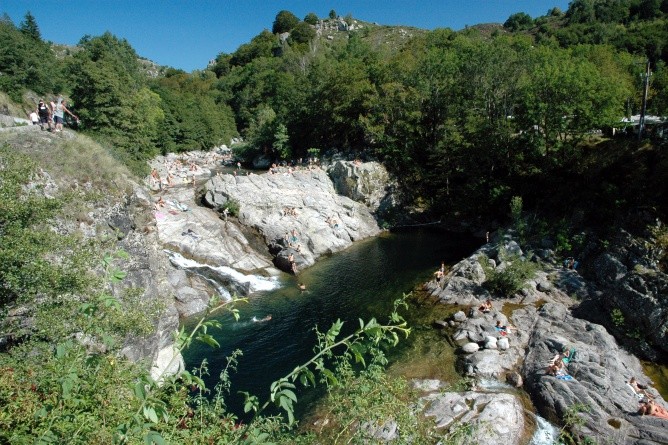 Die Naturpools des Tarn sind der Anziehungspunkt von Le Pont-de-Montvert (Foto: Ralf Nestmeyer)