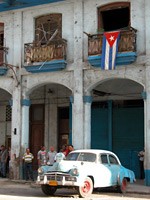 Zwischen heruntergekommenen Wänden und Cuba-Flagge